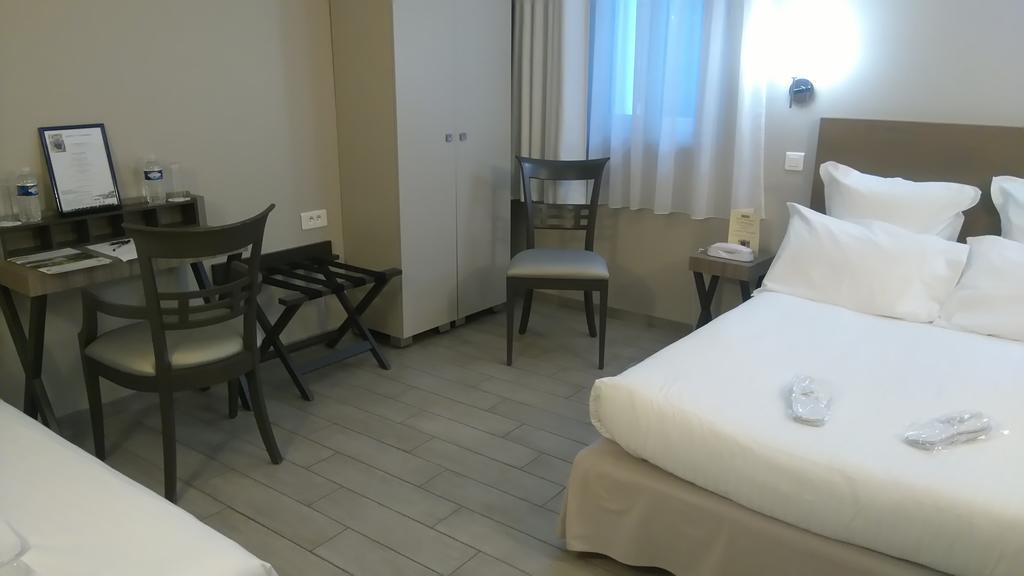 Le Poseidon Hotel La Seyne-sur-Mer Bagian luar foto